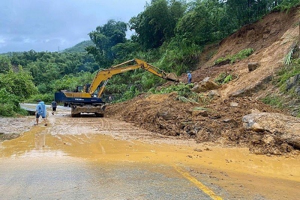 Thanh Hóa: Nhiều tuyến đường sạt lở nặng sau cơn bão số 3