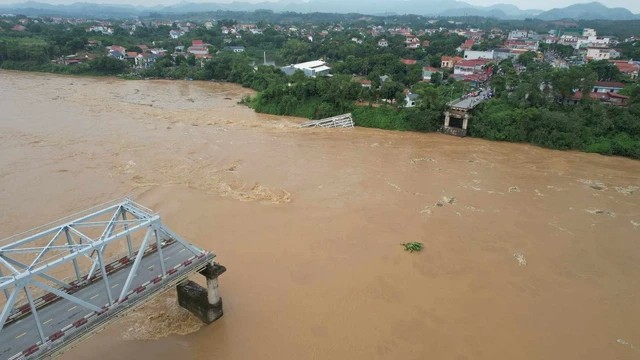 cầu Phong Châu sập