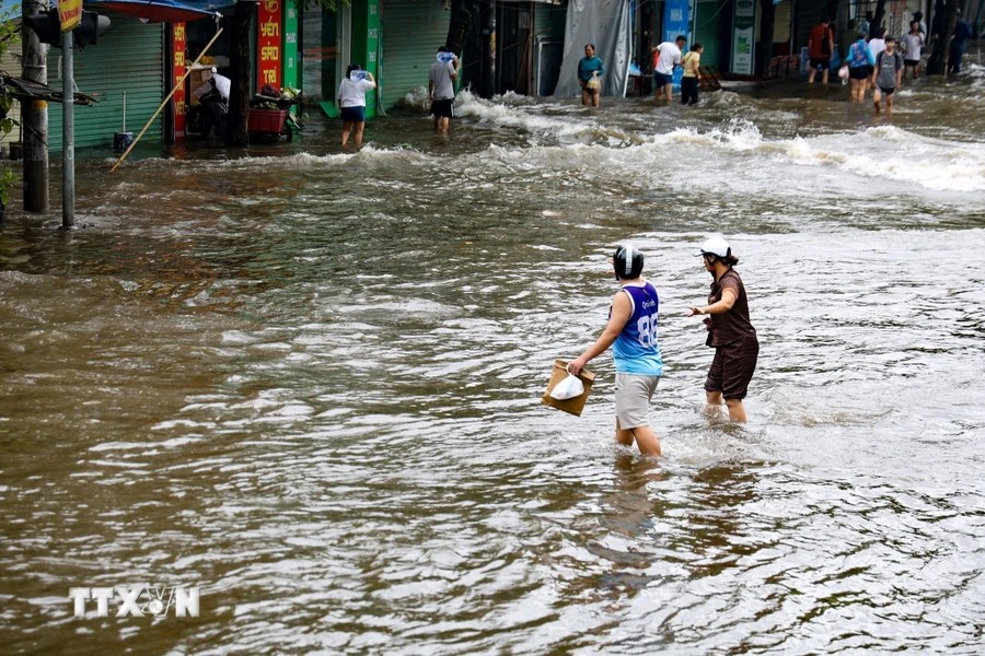 Đến chiều 10/9, mực nước sông Hồng lên nhanh, gây lũ lớn, Hà Nội lệnh báo động tại 10 quận huyện; hạn chế xe tải qua cầu Chương Dương, dừng tàu chạy qua cầu Long Biên.