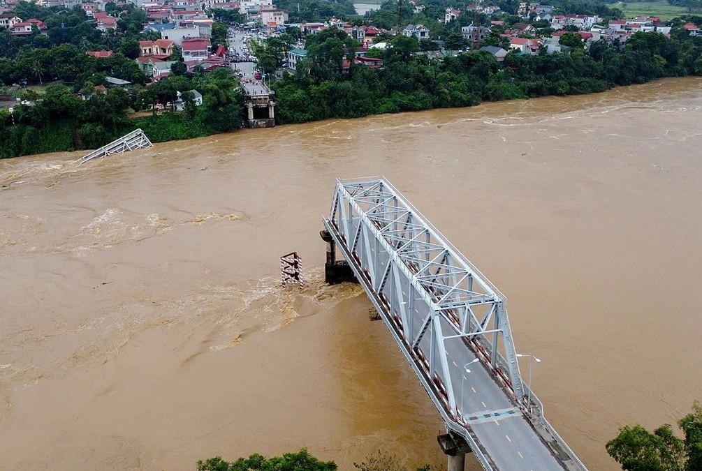 Từ thảm họa sập cầu Phong Châu, cần suy nghĩ điều chỉnh chuẩn xây dựng nhà ở, cầu đường...