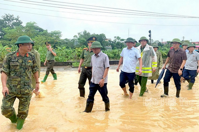 Lãnh đạo tỉnh Phú Thọ chỉ đạo trực tiếp chống ngập lụt tại huyện Cẩm Khê và Hạ Hòa