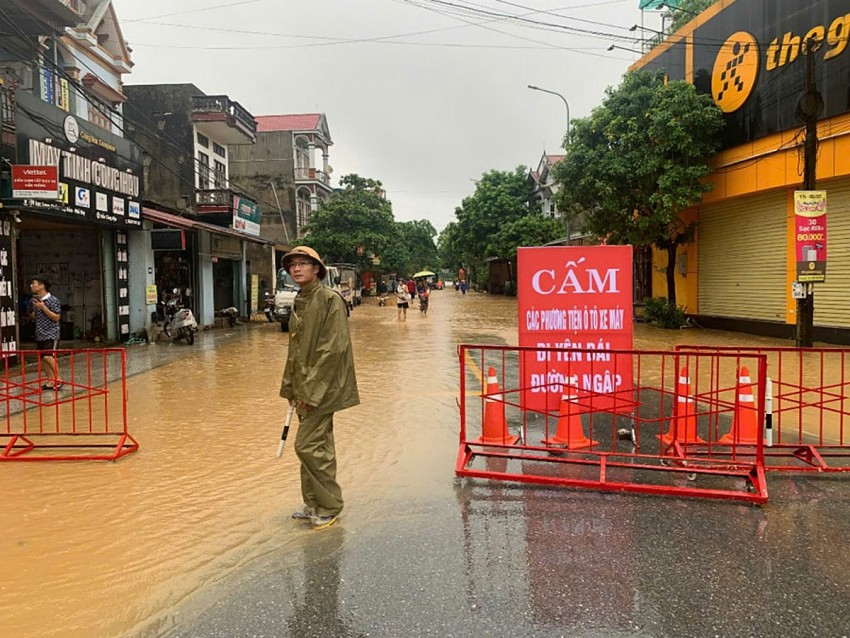 Lãnh đạo tỉnh Phú Thọ chỉ đạo trực tiếp chống ngập lụt tại huyện Cẩm Khê và Hạ Hòa