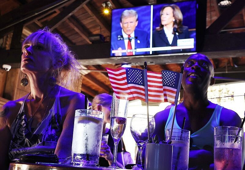 Hình ảnh màn tranh luận nảy lửa giữa Trump và Harris