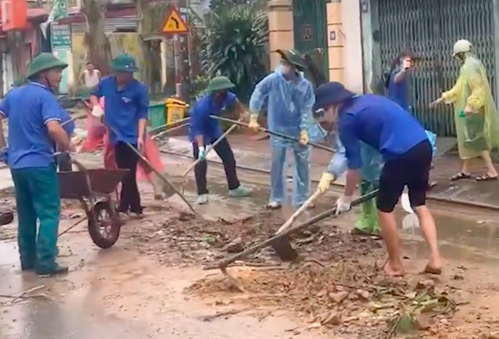 Các tình nguyện viên của Nghệ An giúp Hải Phòng dọn dẹp sau bão, lũ