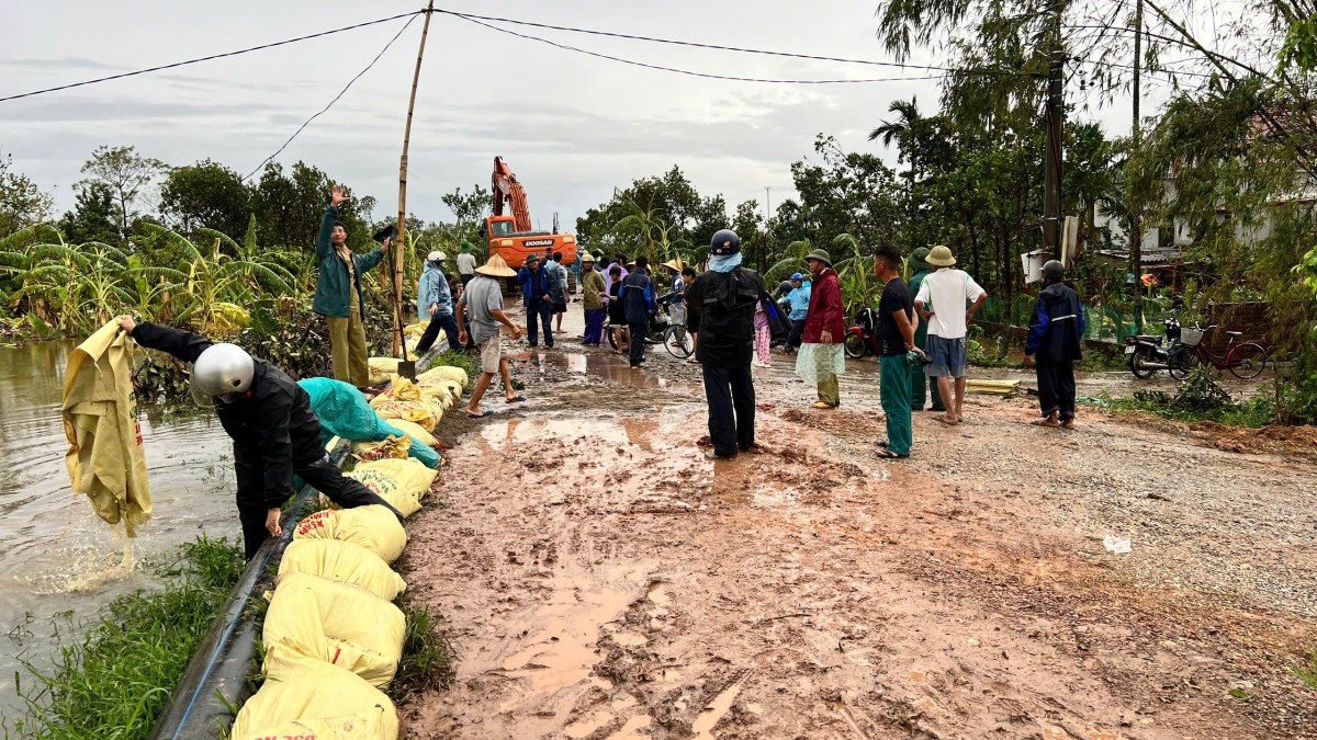 Dọn rác và khơi thông tuyến đường thoát, lực lượng công an huyện Vĩnh Bảo vào cuộc cùng với ngưòi dân khắc phục bão lũ nhanh chóng cho cuộc sống bình thường