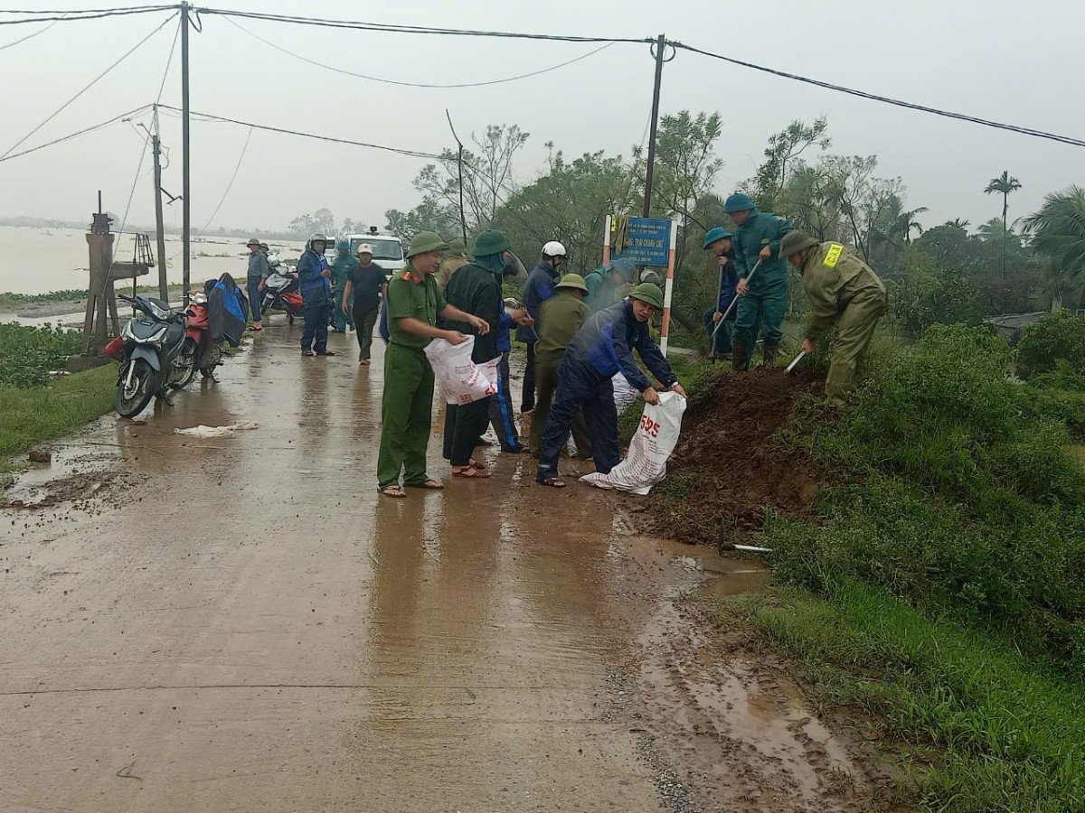 Dọn rác và khơi thông tuyến đường thoát, lực lượng công an huyện Vĩnh Bảo vào cuộc cùng với ngưòi dân khắc phục bão lũ nhanh chóng cho cuộc sống bình thường