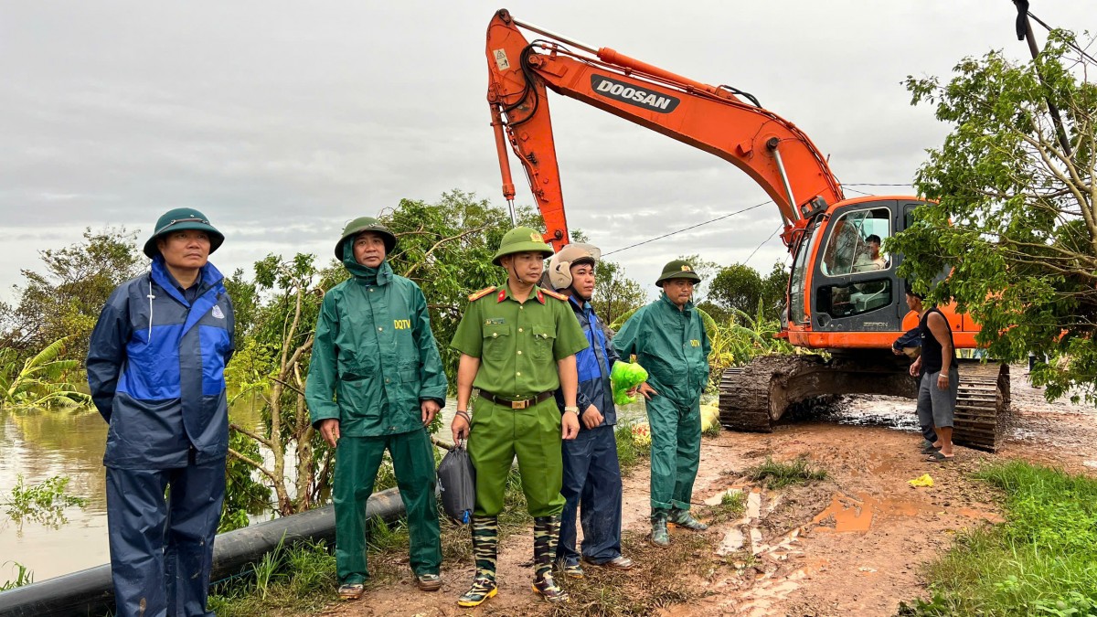 Dọn rác và khơi thông tuyến đường thoát, lực lượng công an huyện Vĩnh Bảo vào cuộc cùng với ngưòi dân khắc phục bão lũ nhanh chóng cho cuộc sống bình thường