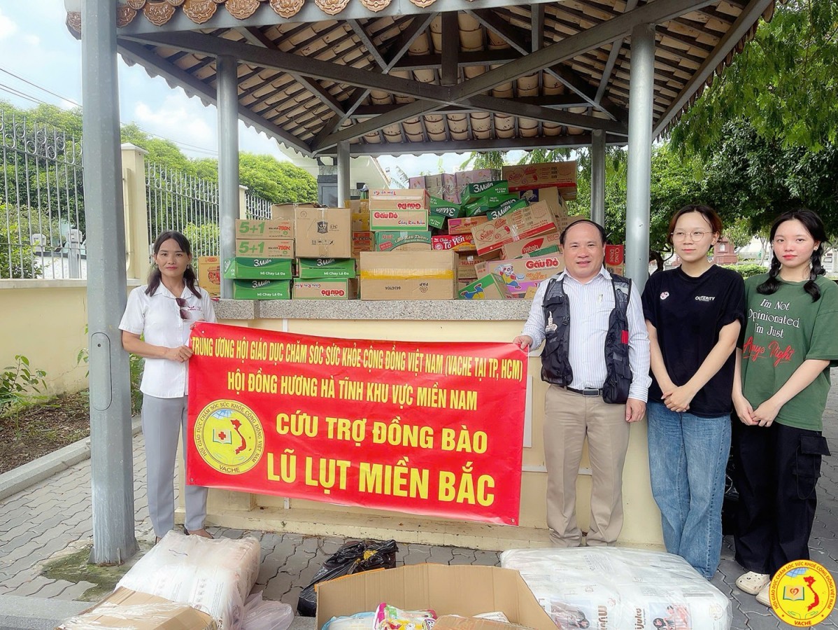 Đoàn thiện nguyện vượt hơn 15 Km đường bộ đến với bà con thôn Ngải Trồ, Lào Cai