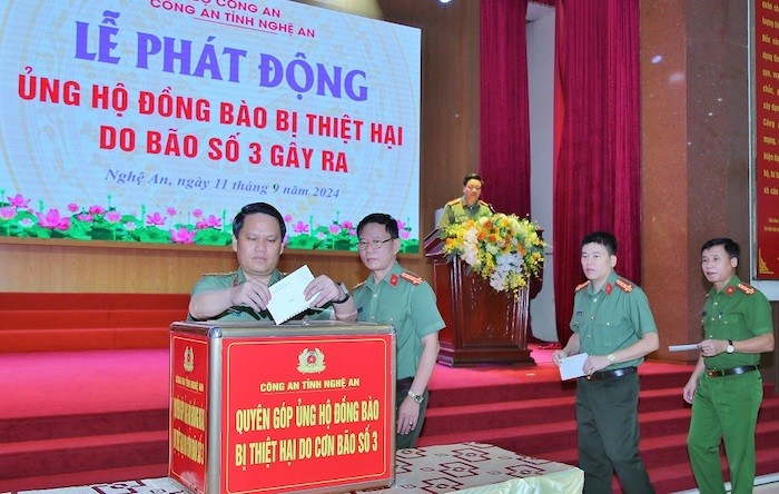 Lãnh đạo Công an tỉnh Nghệ An ủng đồng bào các tỉnh, thành phía Bắc bị thiệt hại do bão, lũ gây rahộ 