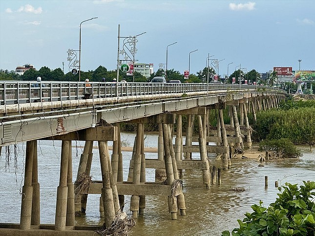 Sau 60 năm đưa vào hoạt động, cầu Trà Khúc 1 ( Quảng Ngãi) đã xuống cấp nghiêm trọng, nhiều trụ cầu bị bong tróc bê tông, trơ thép, nhìn như những chiếc “răng rụng” 