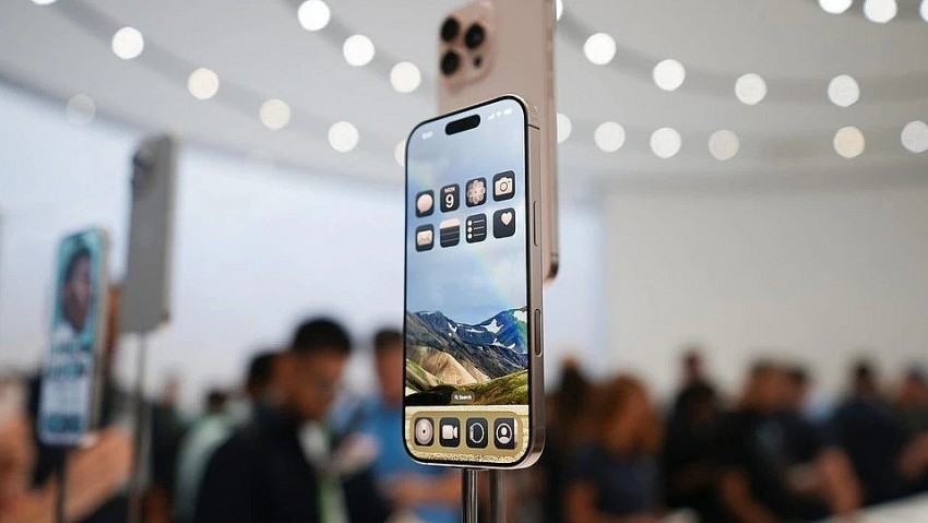 iPhone 16 Pro Max bản màu Titan Sa mạc mới. Ảnh: ZDNet.