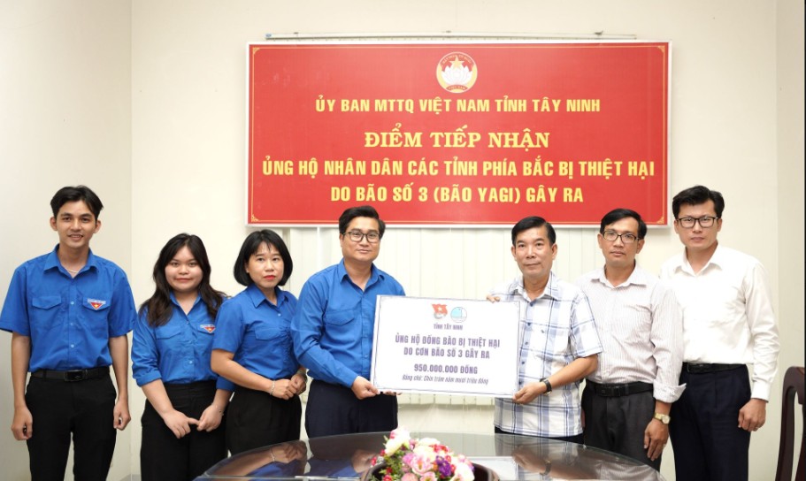 Tỉnh đoàn Tây Ninh: Trao 950 triệu đồng ủng hộ đồng bào bão lũ