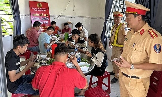 Cảnh sát giao thông Quảng Ngãi mời cơm miễn phí cho các đoàn xe cứu trợ