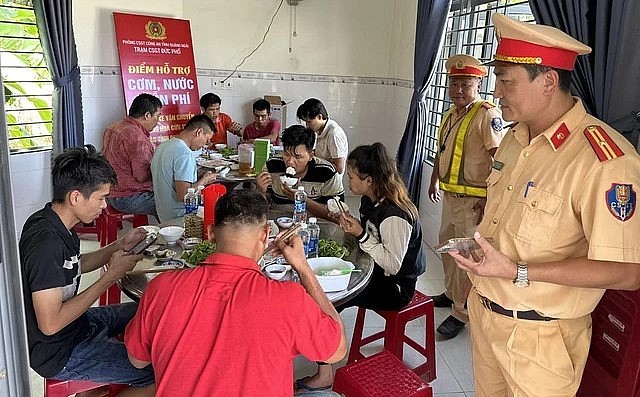 các phương tiện và tài xế sẽ được Cảnh sát giao thông hướng dẫn, đưa đến quán cơm Năm Trường, trên đường tránh Quốc lộ 1 tại địa bàn phường Phổ Vinh, thị xã Đức Phổ để nghỉ ngơi, dùng cơm 