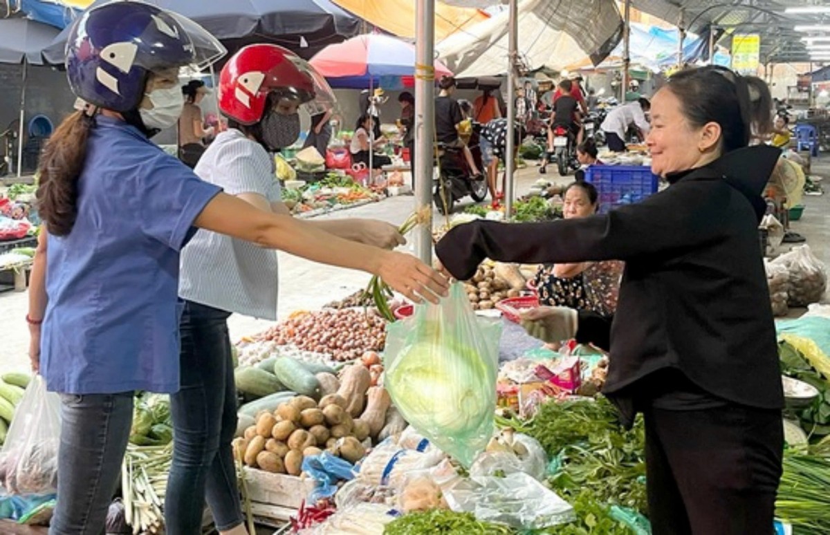 Phú Thọ: Đảm bảo nguồn cung hàng hóa, phục vụ nhu cầu của người dân sau mưa bão