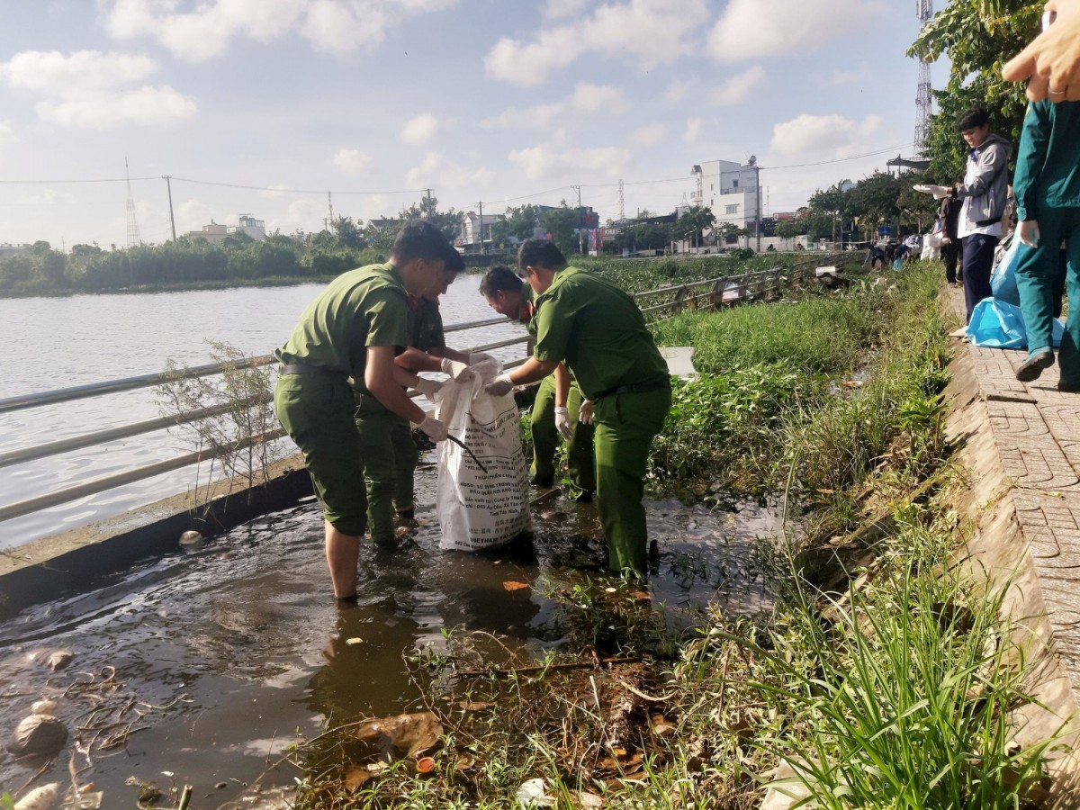 Trong thời gian qua, Đoàn Thanh niên Công an TP. Cần Thơ đã tích cực tham gia các hoạt động bảo vệ môi trường trên địa bàn thành phố