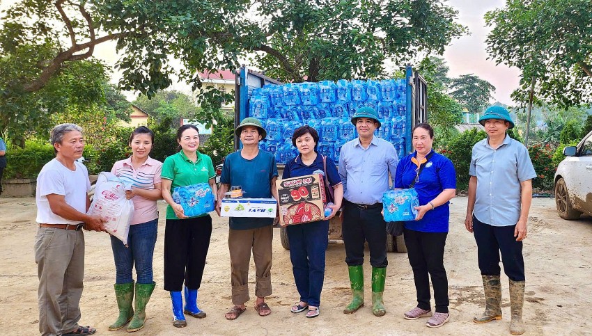 Hội nữ doanh nhân tỉnh Yên bái kết nối và hỗ trợ cho Hiệp hội doanh xây dựng thành phố Hồ Chí Minh đi cứu trợ bà con thông Hồng Hà, xã Nga Quán, Huyện Trấn Yên nơi bị mất mùa và sạt lở nghiêm trọng Cộng đồng doanh nghiệp hướng về đồng bào bị thiệt hại do bão lũ gây ra