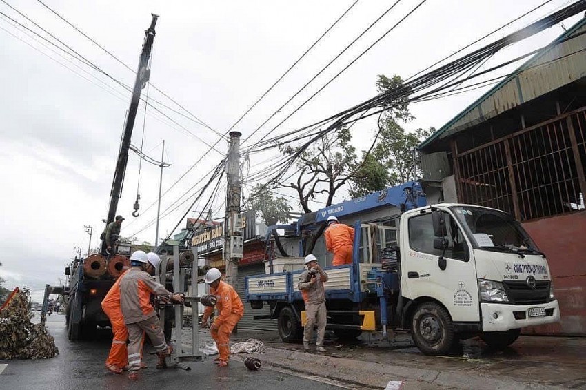 98% khách hàng đã được khôi phục đường điện do ảnh hưởng sau bão