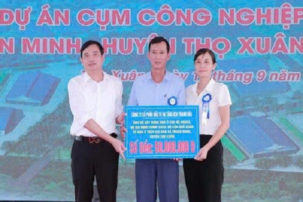 Đại diện Công ty CP Đầu tư hạ tầng KCN Thanh Hóa trao tặng 50 triệu đồng xây dựng nhà ở cho hộ nghèo tại Thọ Xuân. Ảnh: ĐTc được khởi công và được kỳ vọng sẽ giải quyết việc làm cho hàng ngàn lao động địa phương. Ảnh: ĐT