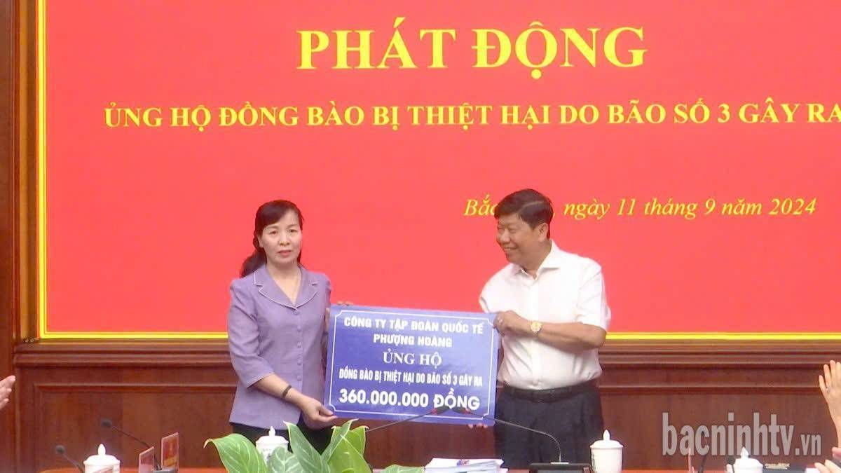 Ông Nguyễn Văn Hùng - Chủ tịch Tập đoàn quốc tế Phượng Hoàng, trao biểu trưng ủng hộ số tiền 360 triệu đồng đến Uỷ ban MTTQ tỉnh Bắc Ninh.