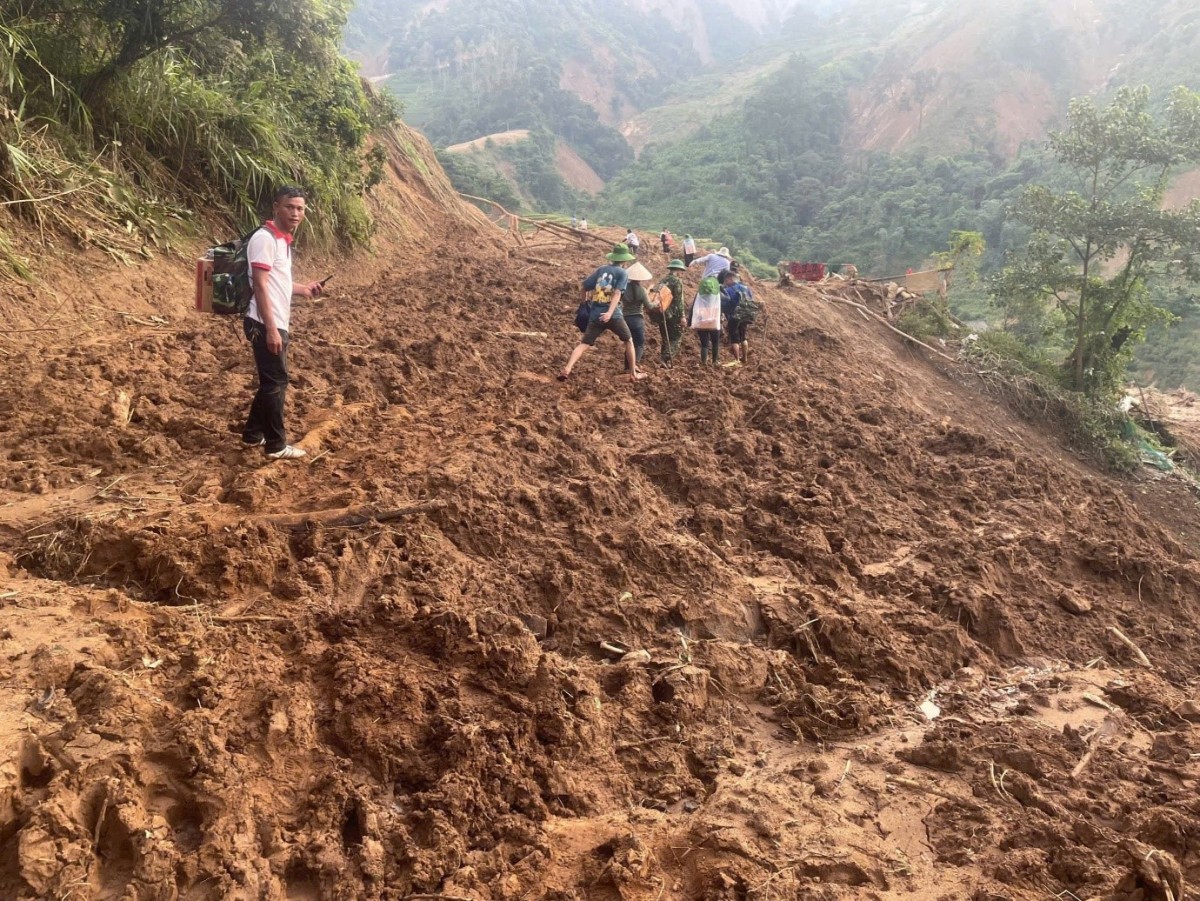 Đoàn thiện nguyện vượt hơn 15 Km đường bộ đến với bà con thôn Ngải Trồ, Lào Cai