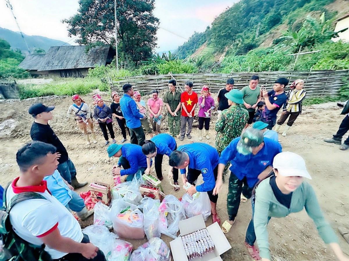 Đoàn thiện nguyện vượt hơn 15 Km đường bộ đến với bà con thôn Ngải Trồ, Lào Cai