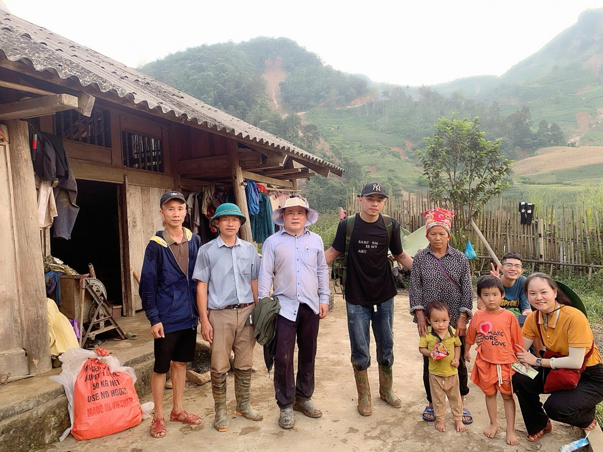 Ông Phạm Đình Vương, Trưởng VPĐD Trung ương VACHE Tại TP. HCM Kiêm Giám đốc Trung Tâm UNESCO Văn Hoá Thông Tin Truyền Thông và nhóm thiện nguyện trao quà cho bà con tại Thôn ngải Trồ, bản A Mú Sung, huyện Bát Xát