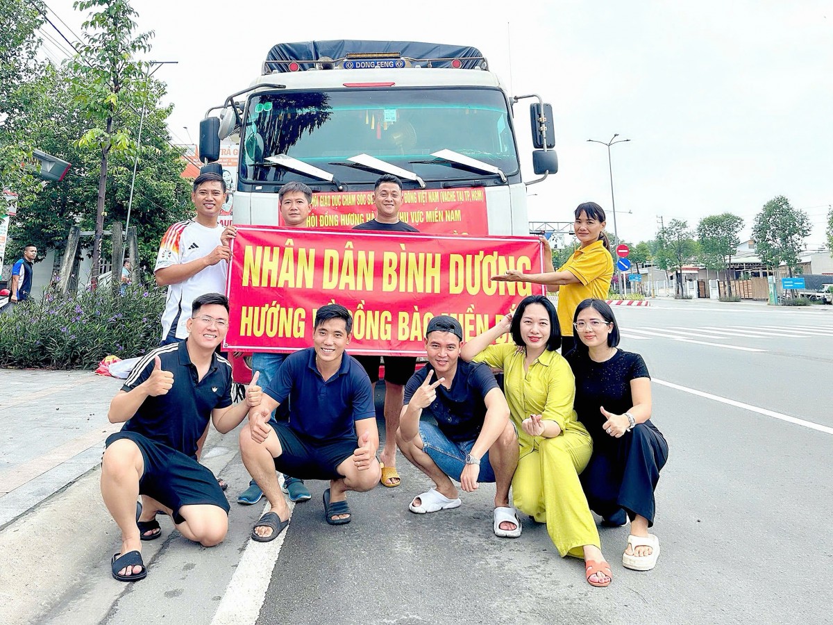 Hoa việc tốt Trần Thị Ngọc Trang, Hội đồng hương Hà Tĩnh tại khu vực phía Nam cùng các mạnh thường quân tham gia tích cực hoạt động thiện nguyện hỗ trợ đồng bào lũ lụt miền Bắc