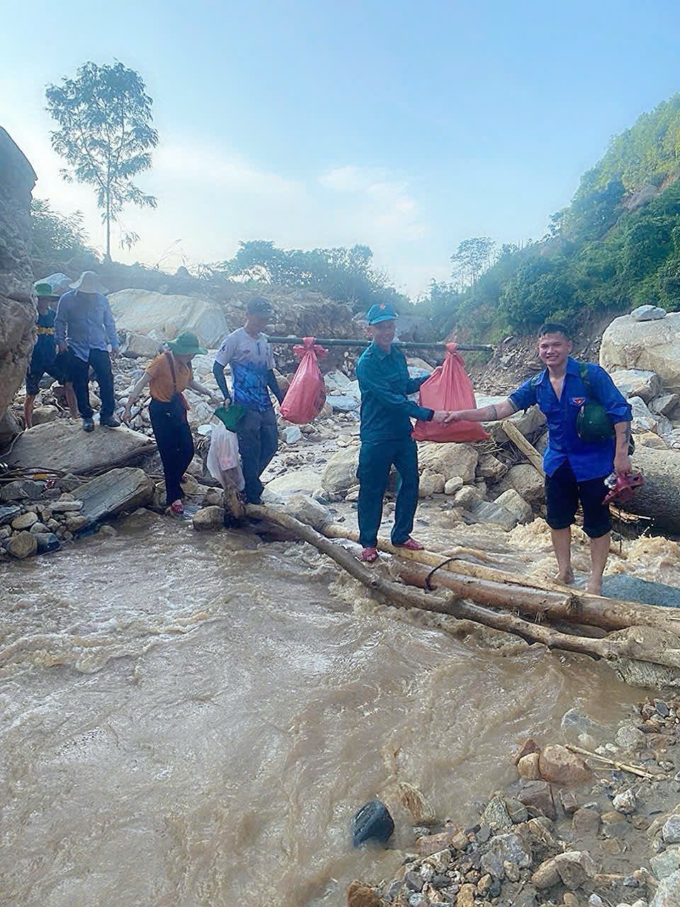 Đoàn đã vượt rừng lội suối bằng đường bộ hơn 15 km để đến với bà con bị ảnh hưởng lũ lụt bảo số 3 tại thôn Ngải Trồ, bản A Mú Sung