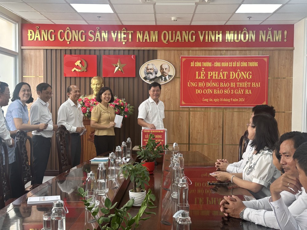 Cán bộ, công chức, viên chức, người lao động trong đơn vị với tấm lòng thơm thảo, ủng hộ tùy tâm đồng bào ở vùng bị ảnh hưởng bởi bão