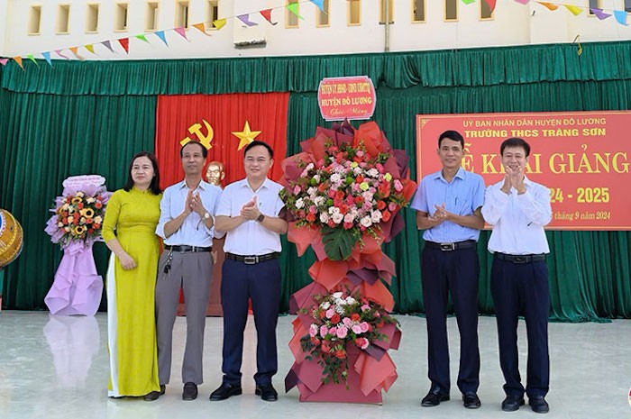 Lãnh đạo huyện Đô Lương tặng hoa chúc mừng nhà trường trong Lễ khai giảng năm học mới 