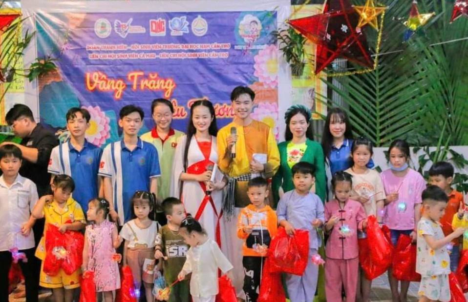 Đại học Nam Cần Thơ mang Trung thu ấm áp đến với các em thiếu nhi