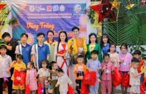 Đại học Nam Cần Thơ mang Trung thu ấm áp đến với các em thiếu nhi