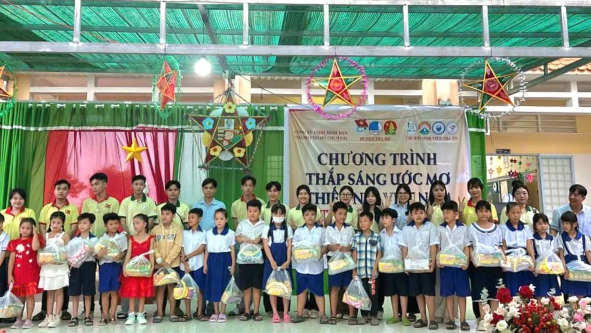 Đại học Nam Cần Thơ mang Trung thu ấm áp đến với các em thiếu nhi