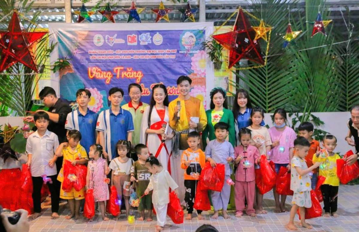 Đại học Nam Cần Thơ mang Trung thu ấm áp đến với các em thiếu nhi