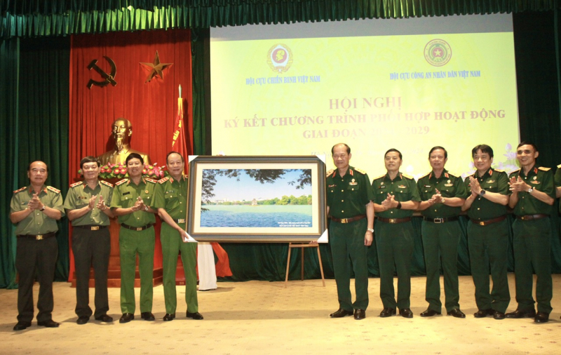 Trung ương Hội Cựu chiến binh Việt Nam và Thường trực Hội Cựu CAND Việt Nam ký kết Chương trình phối hợp -0