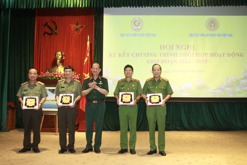 Trung ương Hội Cựu chiến binh Việt Nam và Thường trực Hội Cựu CAND Việt Nam ký kết Chương trình phối hợp -0