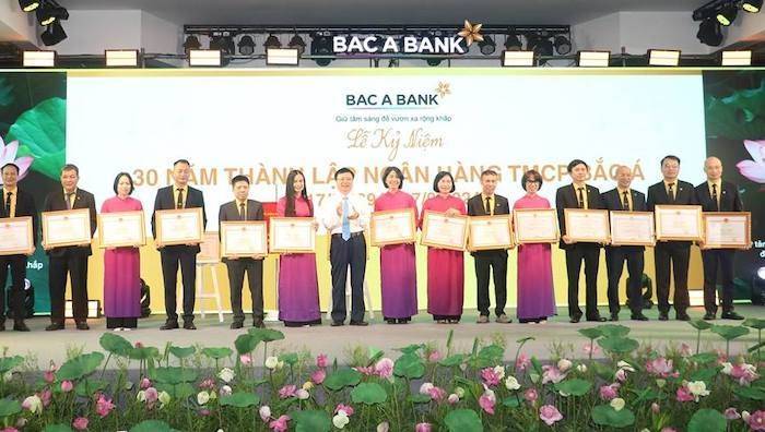 Ông Bùi Đình Long - Phó Chủ tịch UBND tỉnh Nghệ An trao Bằng khen của Thống đốc Ngân hàng Nhà nước cho các tập thể và cá nhân của BAC A BANK có thành tích xuất sắc  Ông Bùi Đình Long - Phó Chủ tịch UBND tỉnh Nghệ An trao Bằng khen của Thống đốc Ngân hàng Nhà nước cho các tập thể và cá nhân của BAC A BANK có thành tích xuất sắc