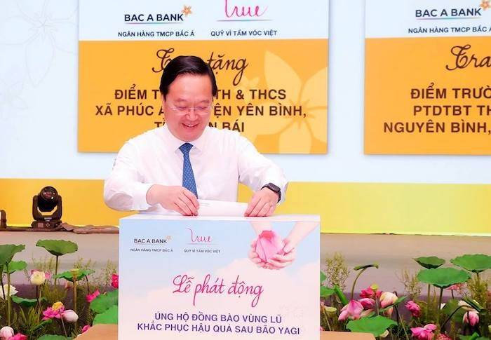 Ông Nguyễn Đức Trung - Chủ tịch UBND tỉnh Nghệ An ủng hộ đồng bào bị bão, lũ tại Lễ phát động của BAC A BANK Ông Nguyễn Đức Trung - Chủ tịch UBND tỉnh Nghệ An ủng hộ đồng bào bị bão, lũ tại Lễ phát động của BAC A BANK