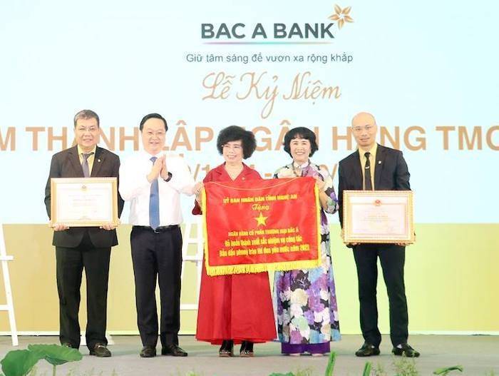 Chủ tịch UBND tỉnh Nghệ An Nguyễn Đức Trung trao Cờ thi đua và Bằng khen của UBND tỉnh; trao Bằng khen của Thống đốc Ngân hàng Nhà nước cho BAC A BANK Chủ tịch UBND tỉnh Nghệ An Nguyễn Đức Trung trao Cờ thi đua và Bằng khen của UBND tỉnh; trao Bằng khen của Thống đốc Ngân hàng Nhà nước cho BAC A BANK