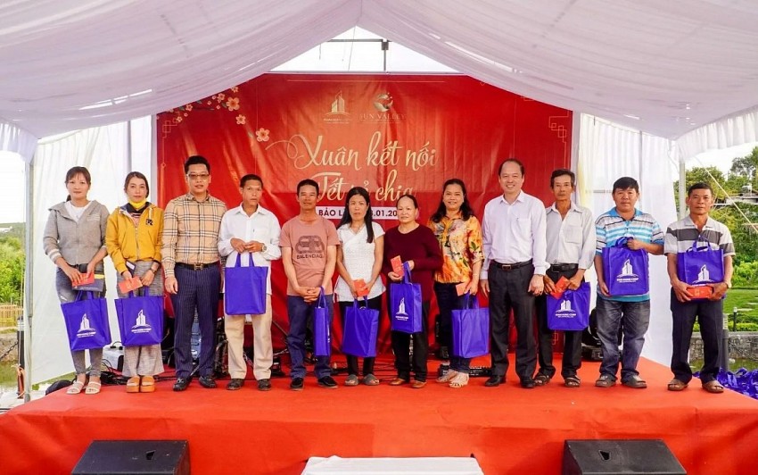 Khải Hưng Corp trao kinh phí ủng hộ đồng bào lũ lụt do bão Yagi