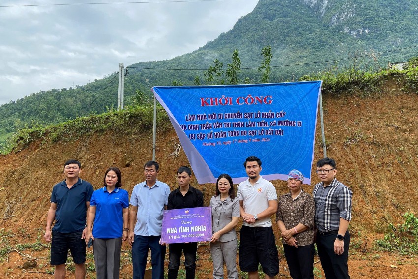 Đoàn trao tặng kinh phí xây dựng nhà tình nghĩa cho gia đình ông Trần Văn Thi, thôn Lâm Tiến, xã Mường Vi, huyện Bát Xát, tỉnh Lào Cai.