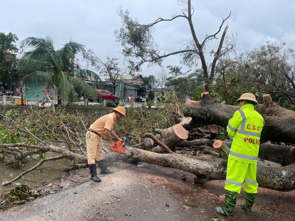 Những hình ảnh đẹp của sắc áo màu nắng công an huyện Tiên Lãng sau bão Yagi