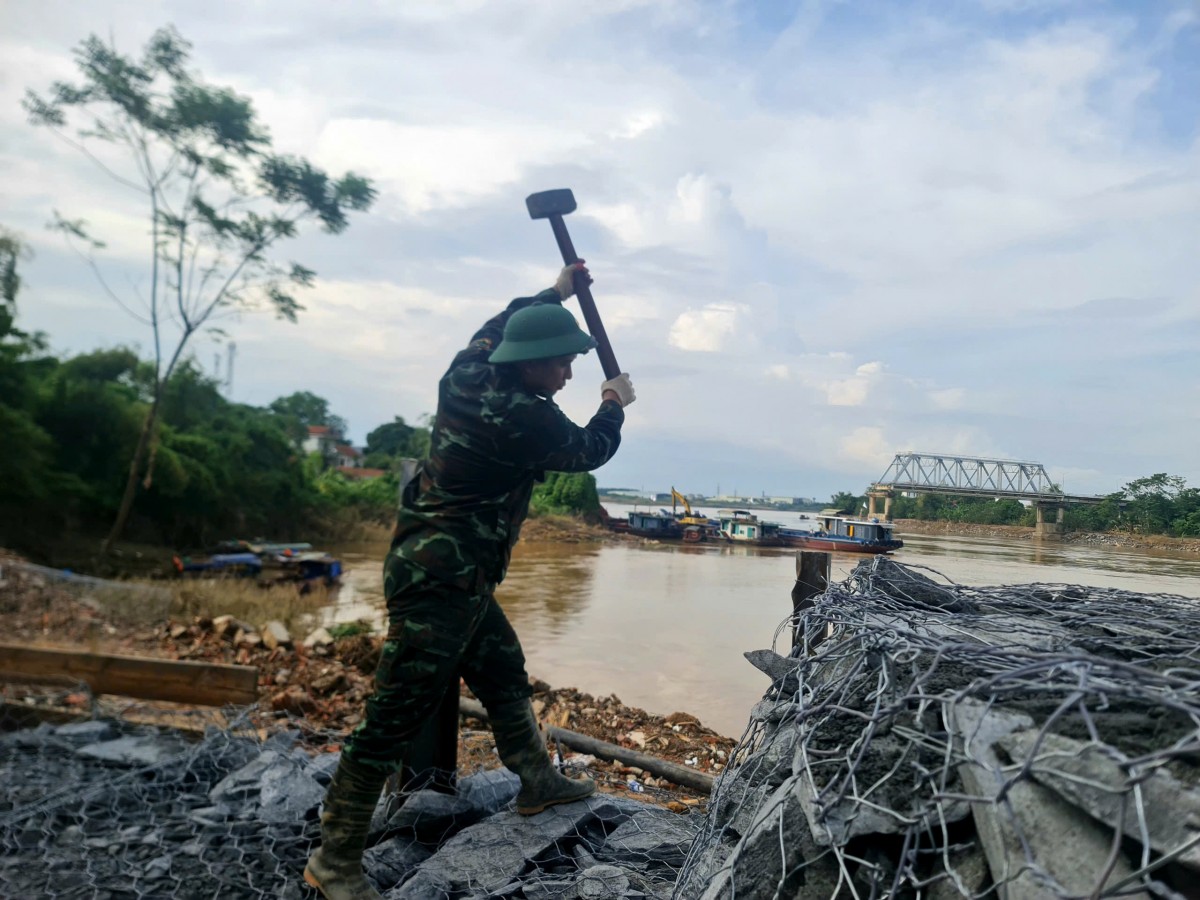 Hạ thủy thử nghiệm nhịp cầu phao tạm thay thế cho cầu Phong Châu bị sập