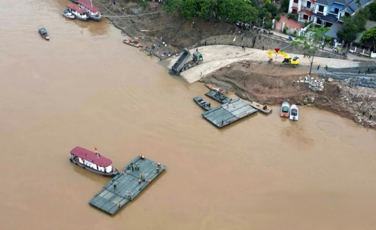 Hạ thủy thử nghiệm nhịp cầu phao tạm thay thế cho cầu Phong Châu bị sập