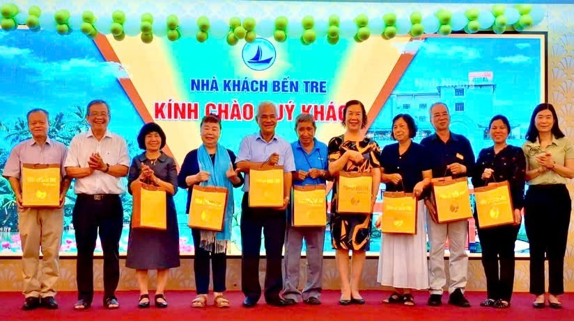 Cựu cán bộ đoàn với hành trình "Bến Tre nghĩa tình 2024"