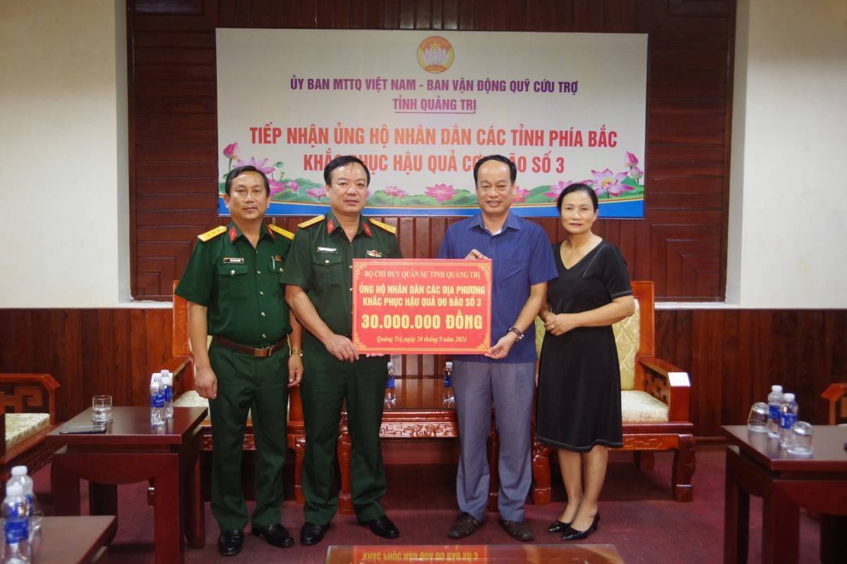 Bộ CHQS tỉnh Quảng Trị trao tiền ủng hộ nhân dân miền Bắc khắc phục hậu quả bão số 3
