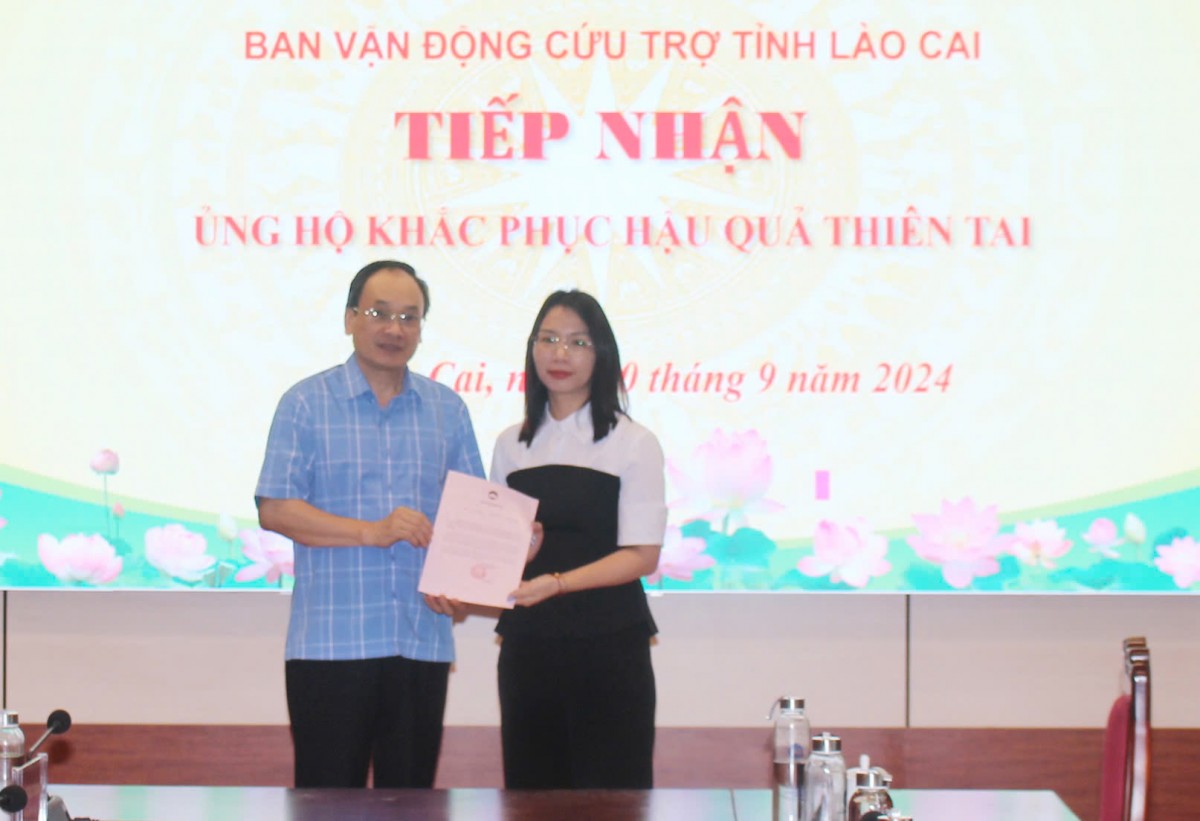 Ông Lý Văn Hải - Chủ tịch UB MTTQ tỉnh Lào Cai trao thư cám ơn đến Tập đoàn Sunwah