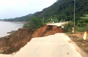 Phú Thọ: Giao thông bị chia cắt trên đoạn đường đê tả sông Lô tại xã Hùng Long, huyện Đoan Hùng