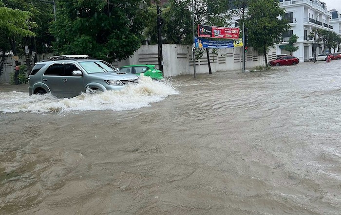 Mưa lớn kéo dài đã gây nên tình trang ngập lụt trên nhiều tuyến đường ở TP. Vinh (Nghệ An)